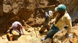 Mine artisanal de cassitérites, Sud Kivu, 2006.