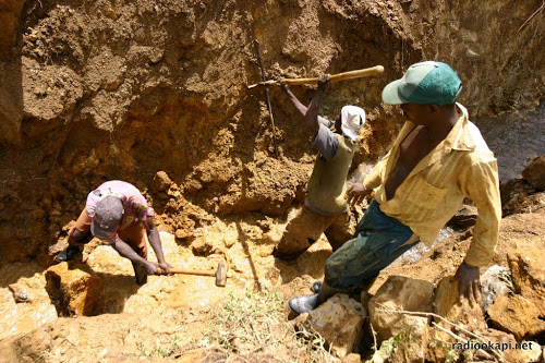 Mine artisanal de cassitérites, Sud Kivu, 2006.