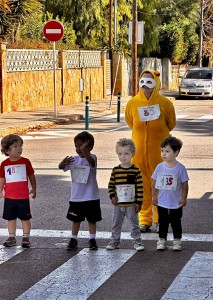 petits esperant amb animadora